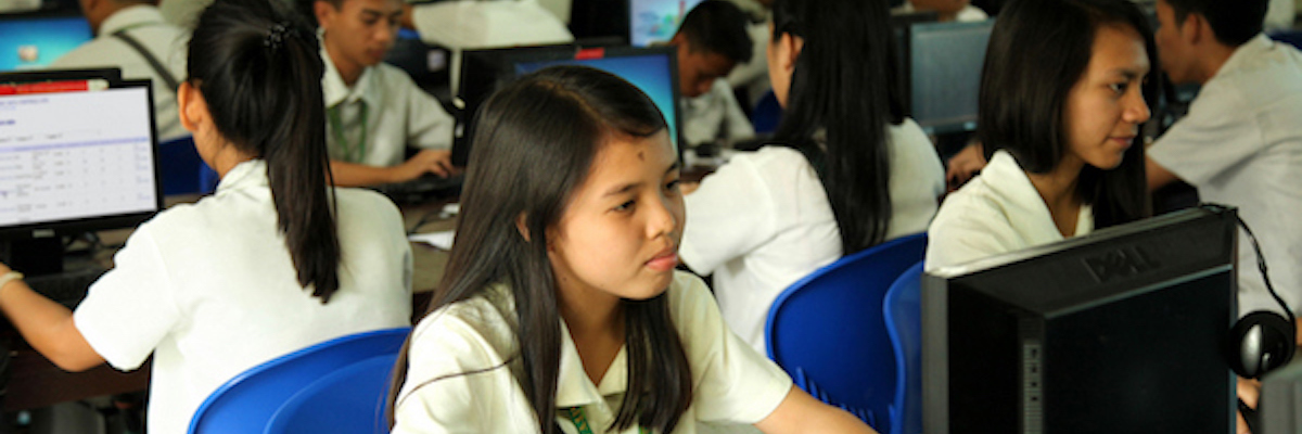 Etudiante de PNP étudie devant son ordinateur.