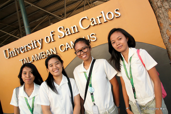 A group PNP students in front of USC.