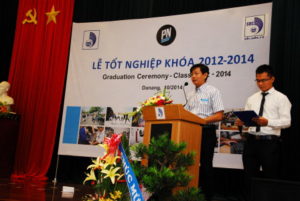 Truong Vinh Nhu Nguyen, Directeur Général de Logigear Danang, lors de la cérémonie de remise des diplômes de PNV 2014