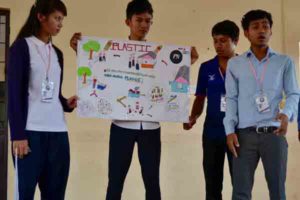 Etudiants PNC presentant leur projet environmental (sur un poster)