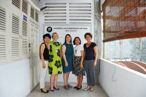 Maud durant une visite à PNV avec l'équipe locale et des partenaires en visite au centre