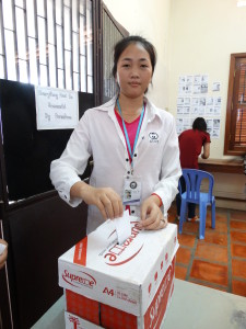Phalla SOENG, candidate (Classe 2016), en train de mettre son bulletin dans l'urne.