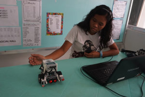 Une élève de première année construisant un robot en lego