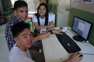 Des étudiants devant un ordinateur, utilisant le Raspberry Pi 