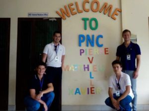 Les 4 étudiants à leur arrivée à PN Cambodge, devant le mur de bienvenu
