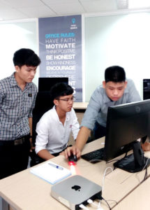 Etudiants PNV travaillant devant un ordinateur lors de leur stage chez PYCO à HCM ville 