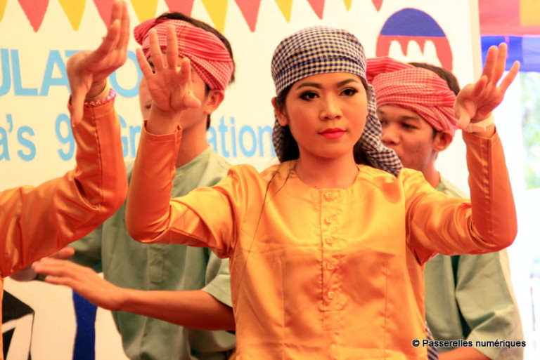 Une étudiante faisant une danse traditionnelle khmer