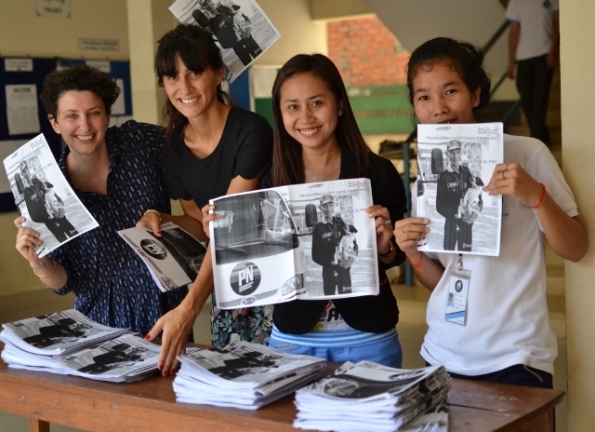Hélène avec des membres de l'équipe de PN Cambodge, tenant le journal étudiant
