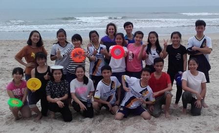 Compétition de frisbee sur la plage de Danang