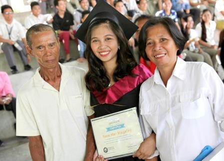 Rose Mar cùng bố mẹ em trong buổi lễ tốt nghiệp tháng 3/2016